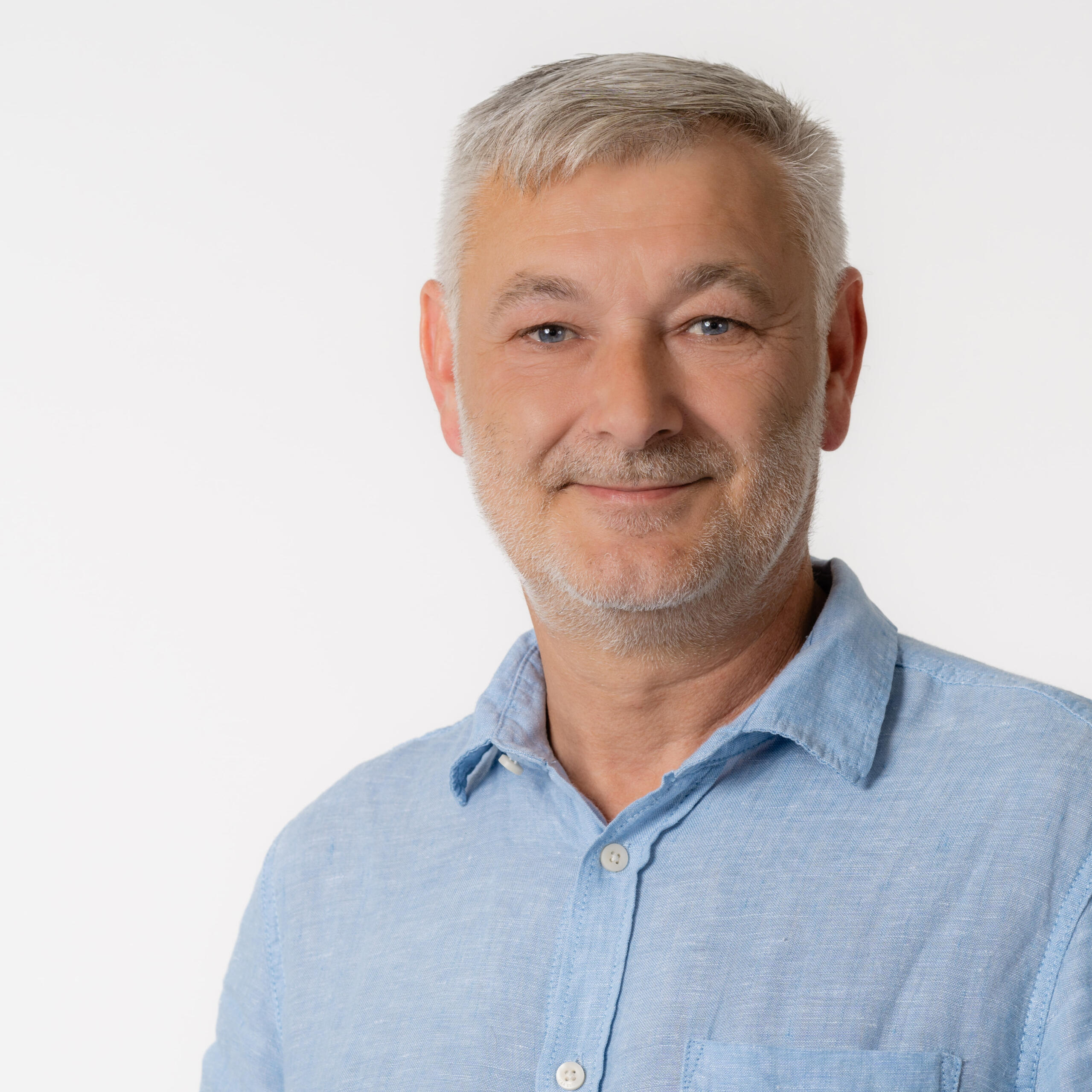 Porträt von Marco Wölk, Stadtratskandidat in Waltershausen, strebt effiziente Verwaltung durch Digitalisierung an.
