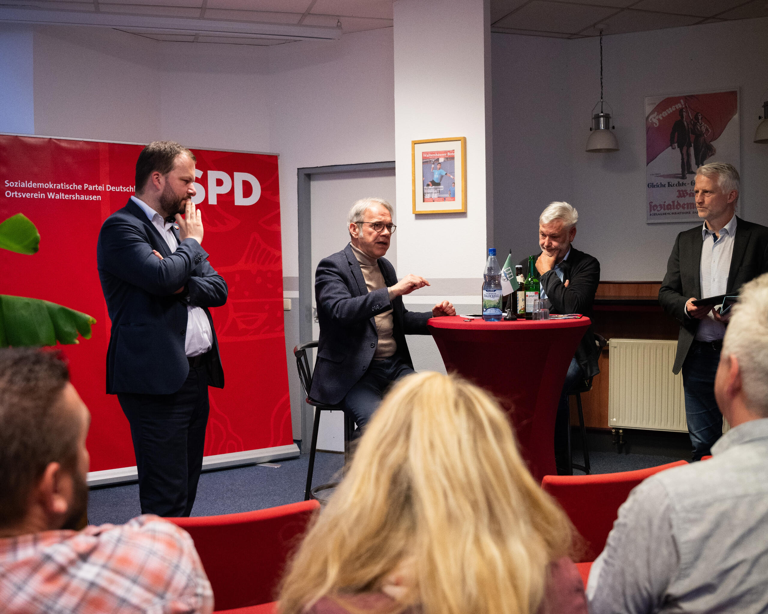 Landrat Onno Eckert, Thüringer Innenminister Georg Maier, Bürgermeisterkandidat Marco Wölk und stellvertretender Ortsvereinsvorsitzender Michael C. Müller bei einer Podiumsdiskussion mit Wirtschaftsvertretern in Waltershausen