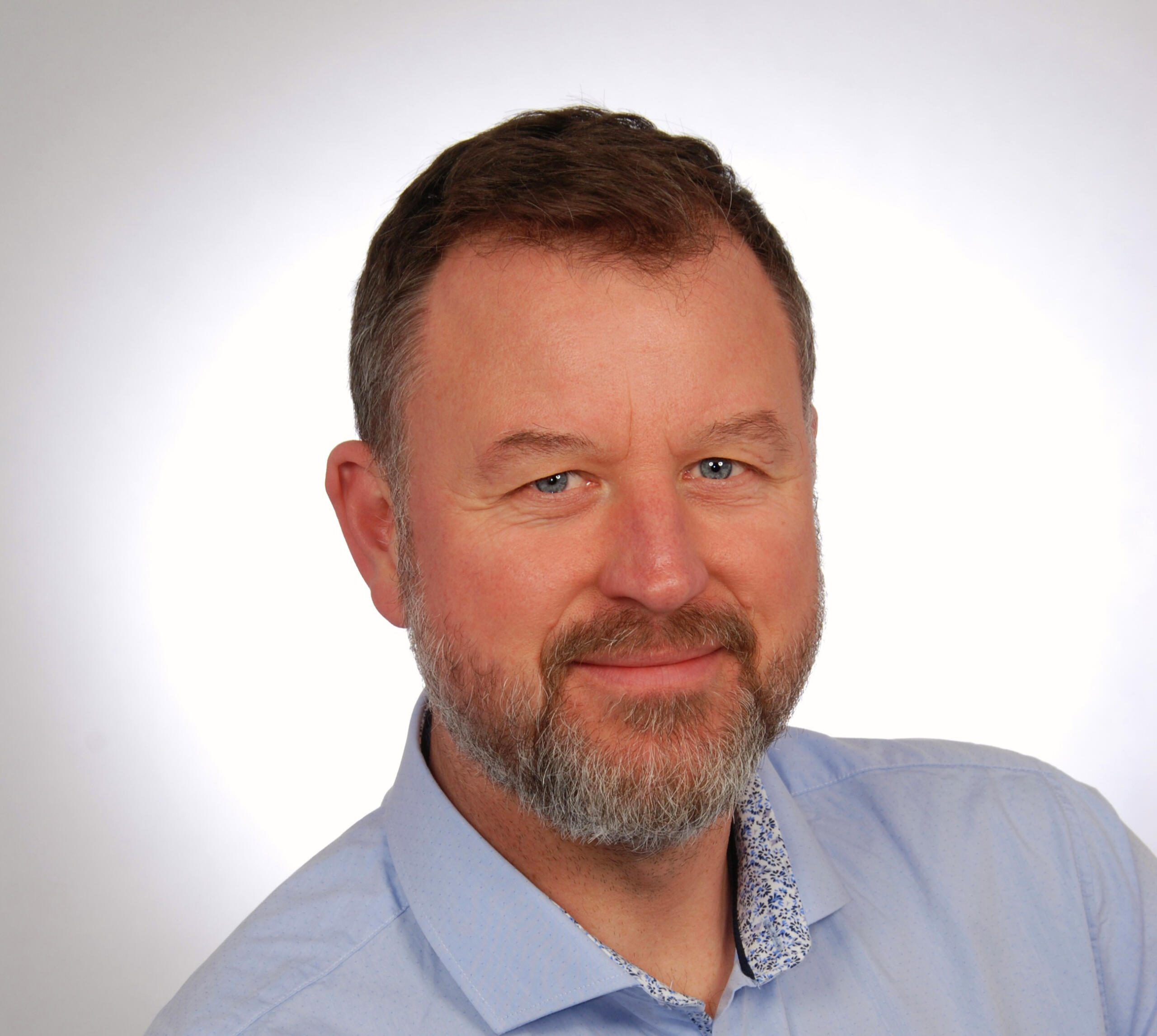 Matthias Hühn, Projektleiter und Stadtratskandidat, engagiert sich für die Stärkung der Feuerwehr in Waltershausen mit moderner Ausrüstung und Integration der Jugendfeuerwehr.